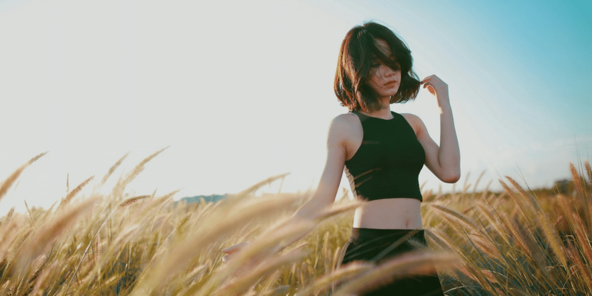 The Appeal of Raven-Haired Models