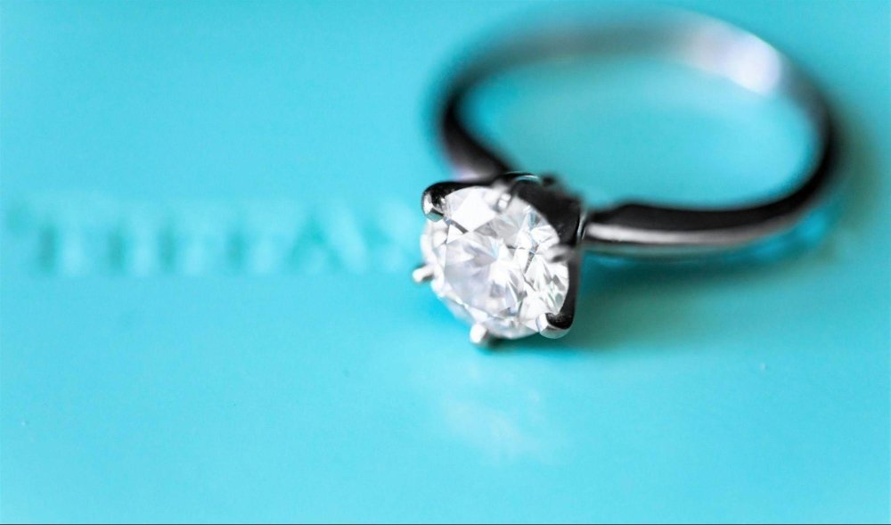 The Floating Diamond Effect: How Bezel Settings Create a Modern Look