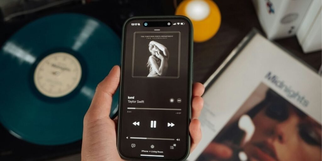 Taylor Swift Honors Hollywood Icon With Surprise “Elizabeth Taylor” Music Video